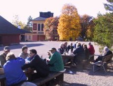 Matpaus p&aring; planen utanf&ouml;r gruvreceptionen